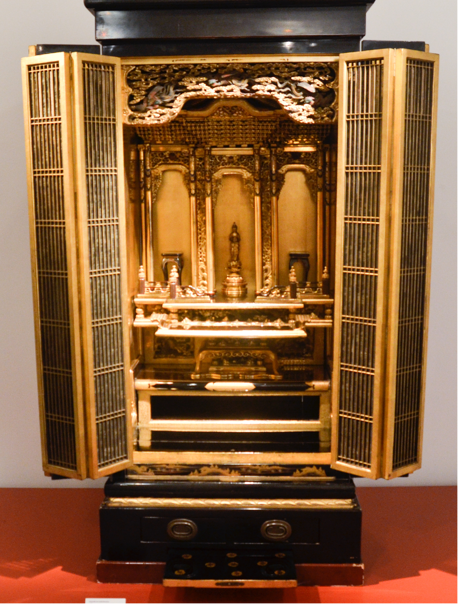 Imagen de un butsudan o altar budista japonés